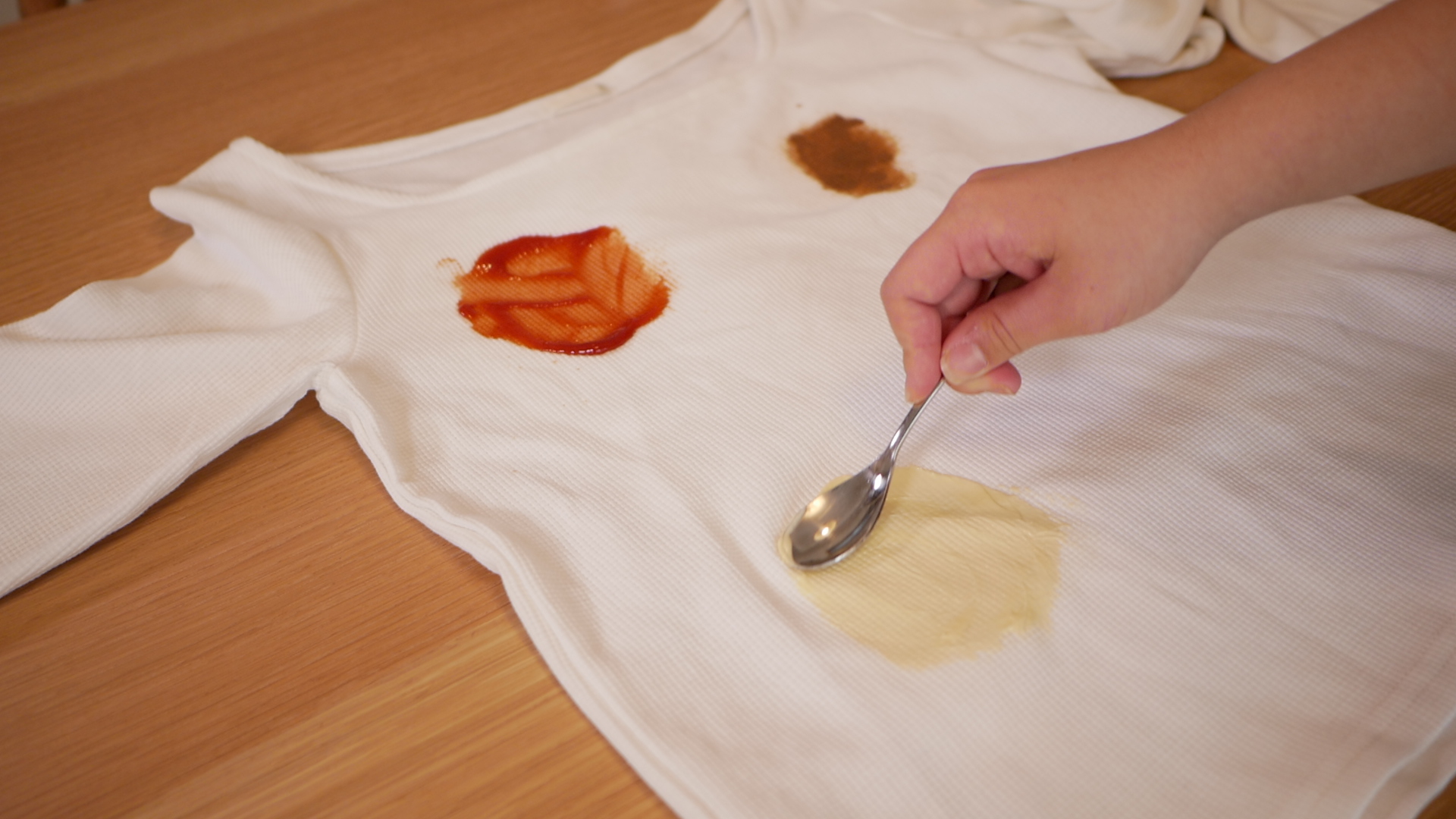 実験用に汚れた服を2枚用意する
