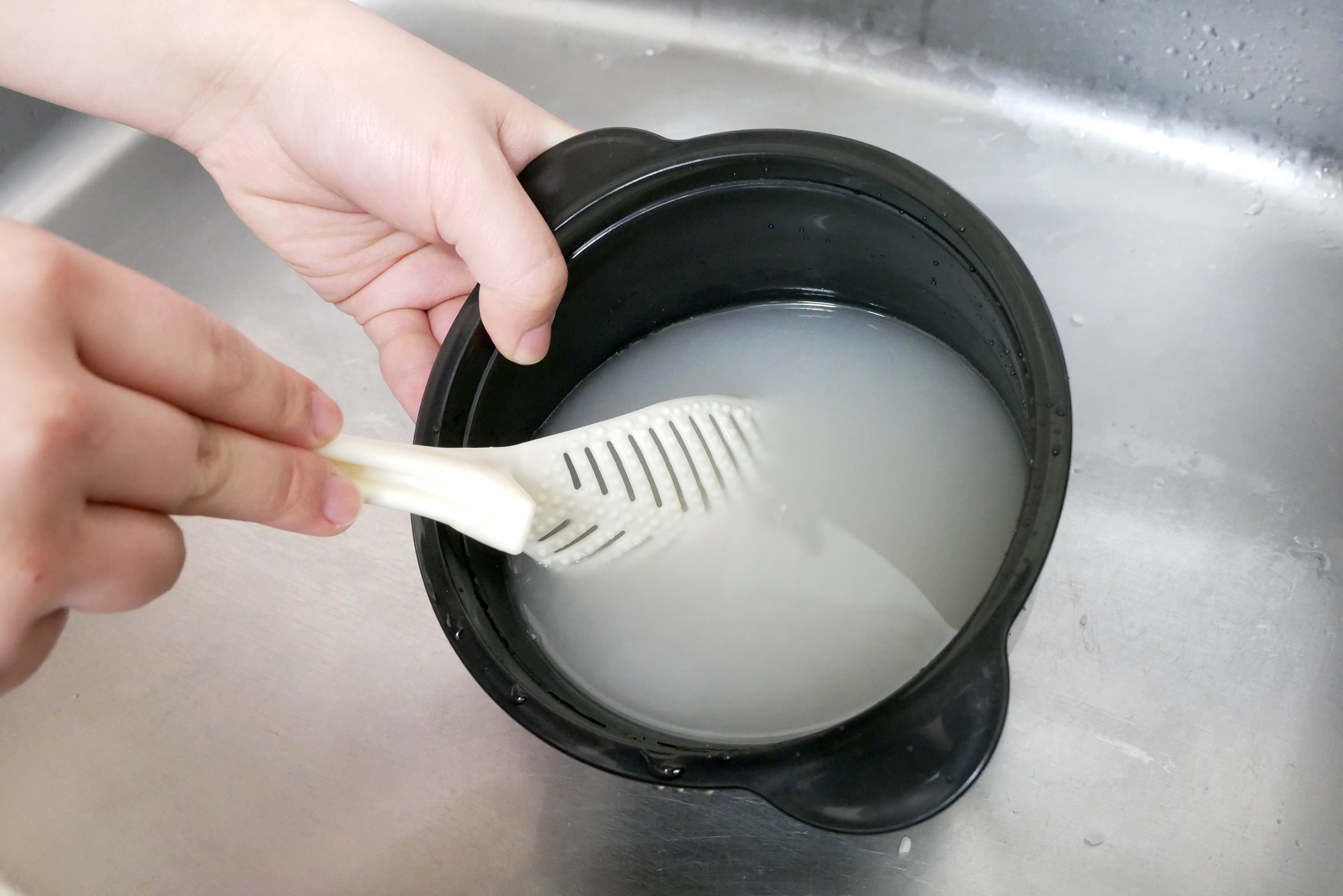 手を濡らさずに米とぎから水切りまでできる