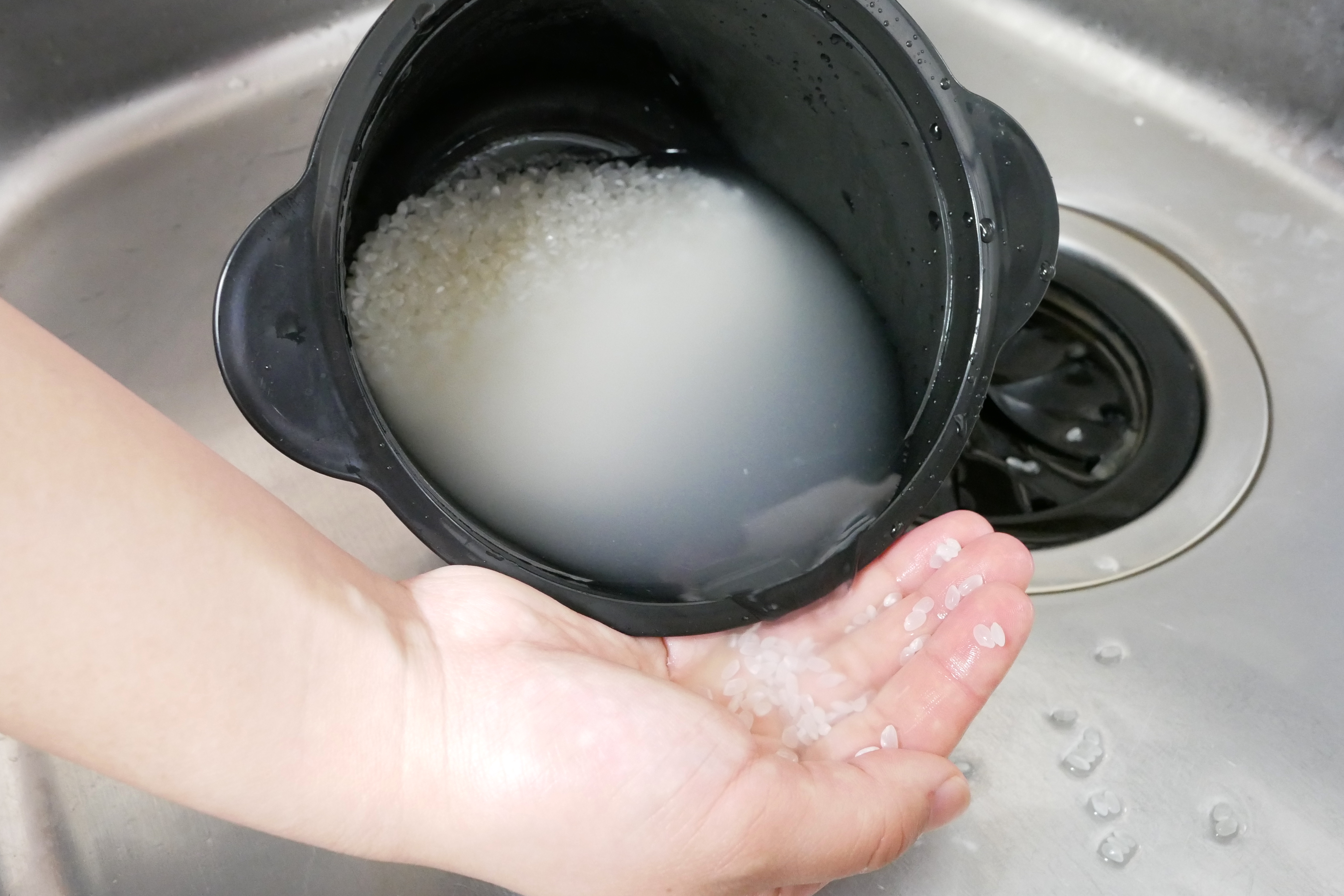 手を濡らさずに米とぎから水切りまでできる