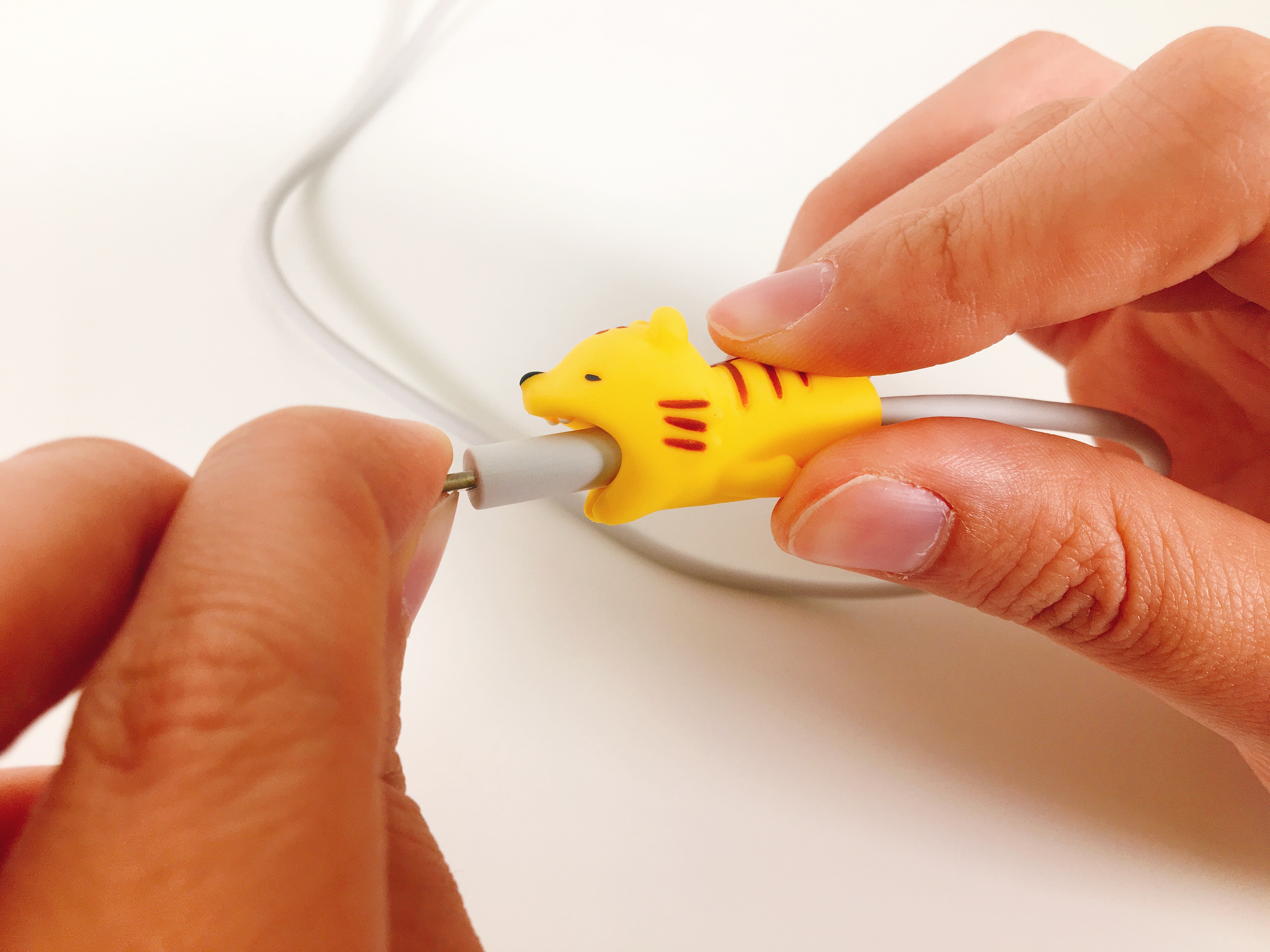 ケーブルバイトをケーブルにはめこむ
