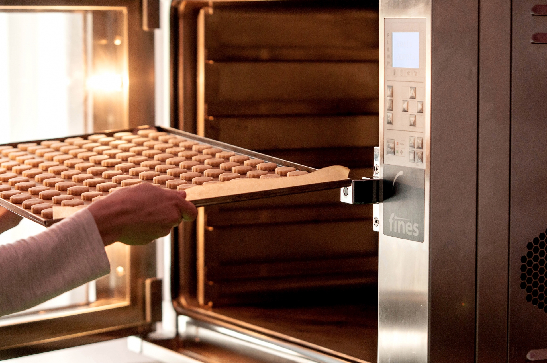 オーブン用天板のおすすめ4選＆選び方【便利なフラットタイプも】