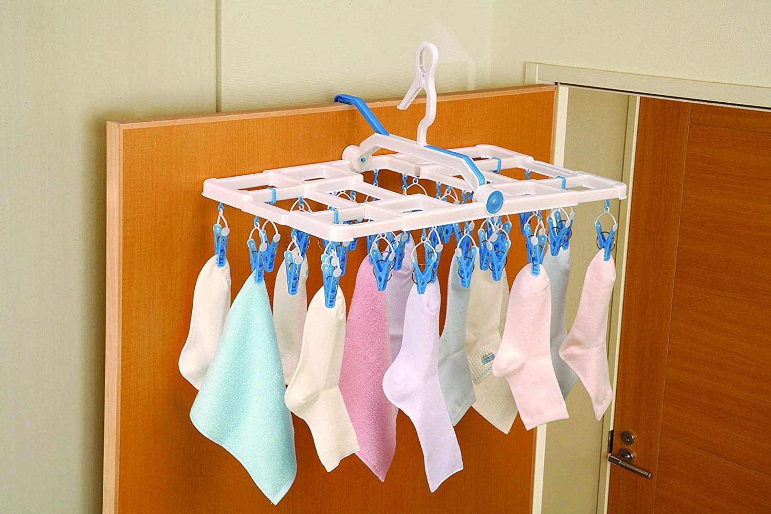 室内干しに便利なドアフック付き