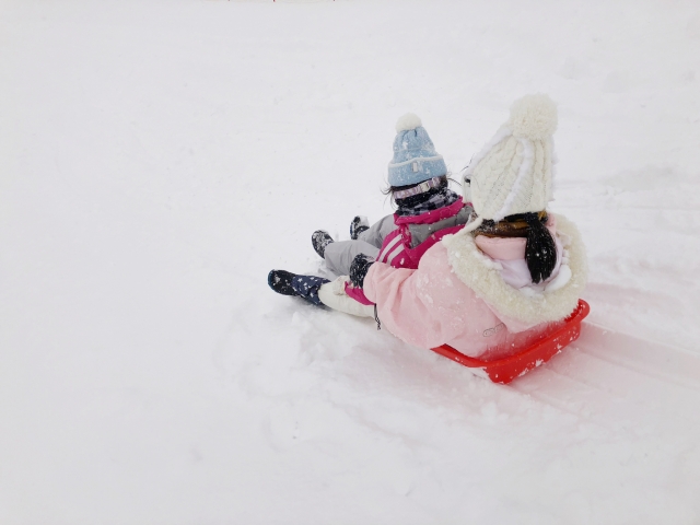 雪山を滑って遊ぶ：そりやキックボードなどがおすすめ