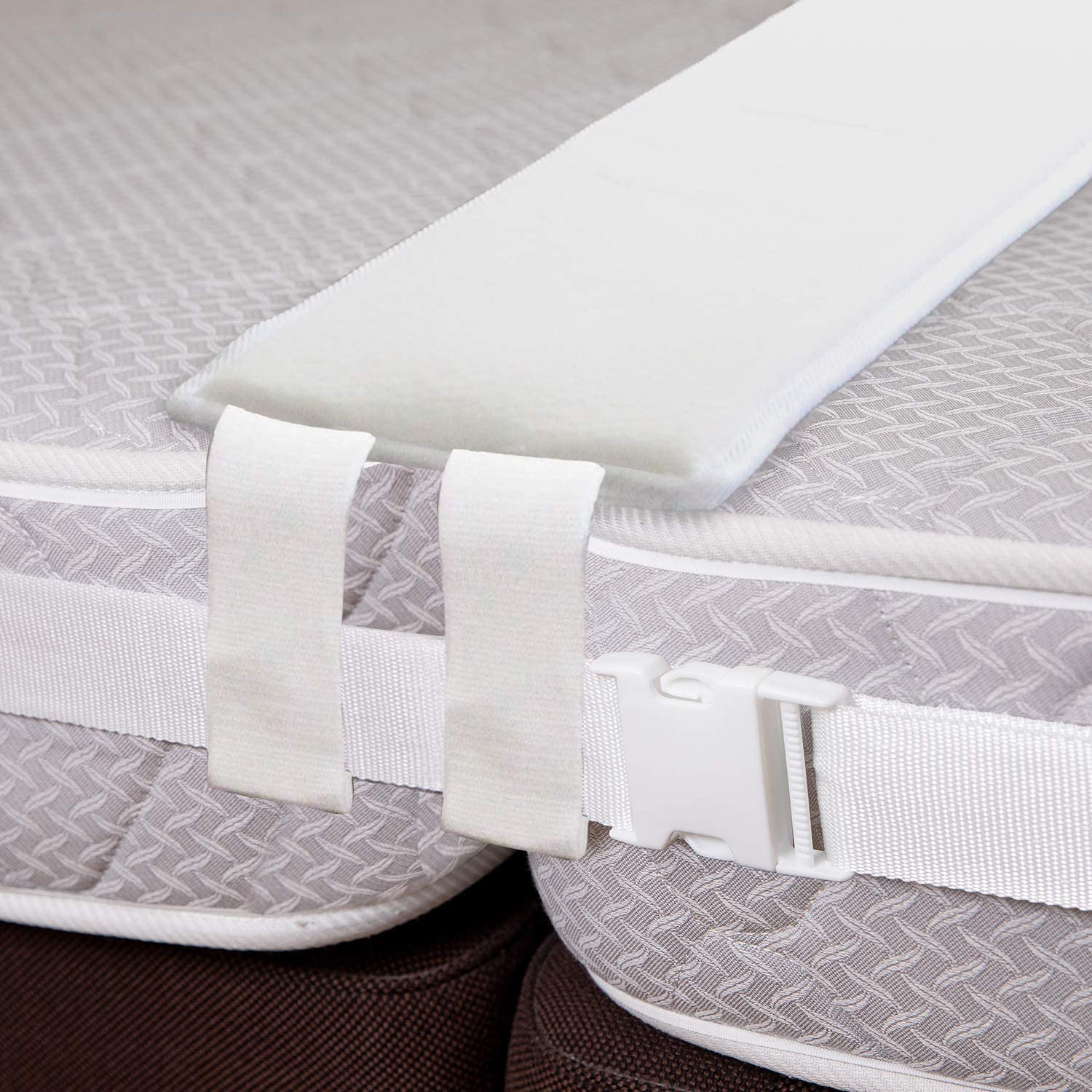 ベッド隙間パッドのおすすめ8選！洗えるタイプや連結ベルト付きものサムネイル