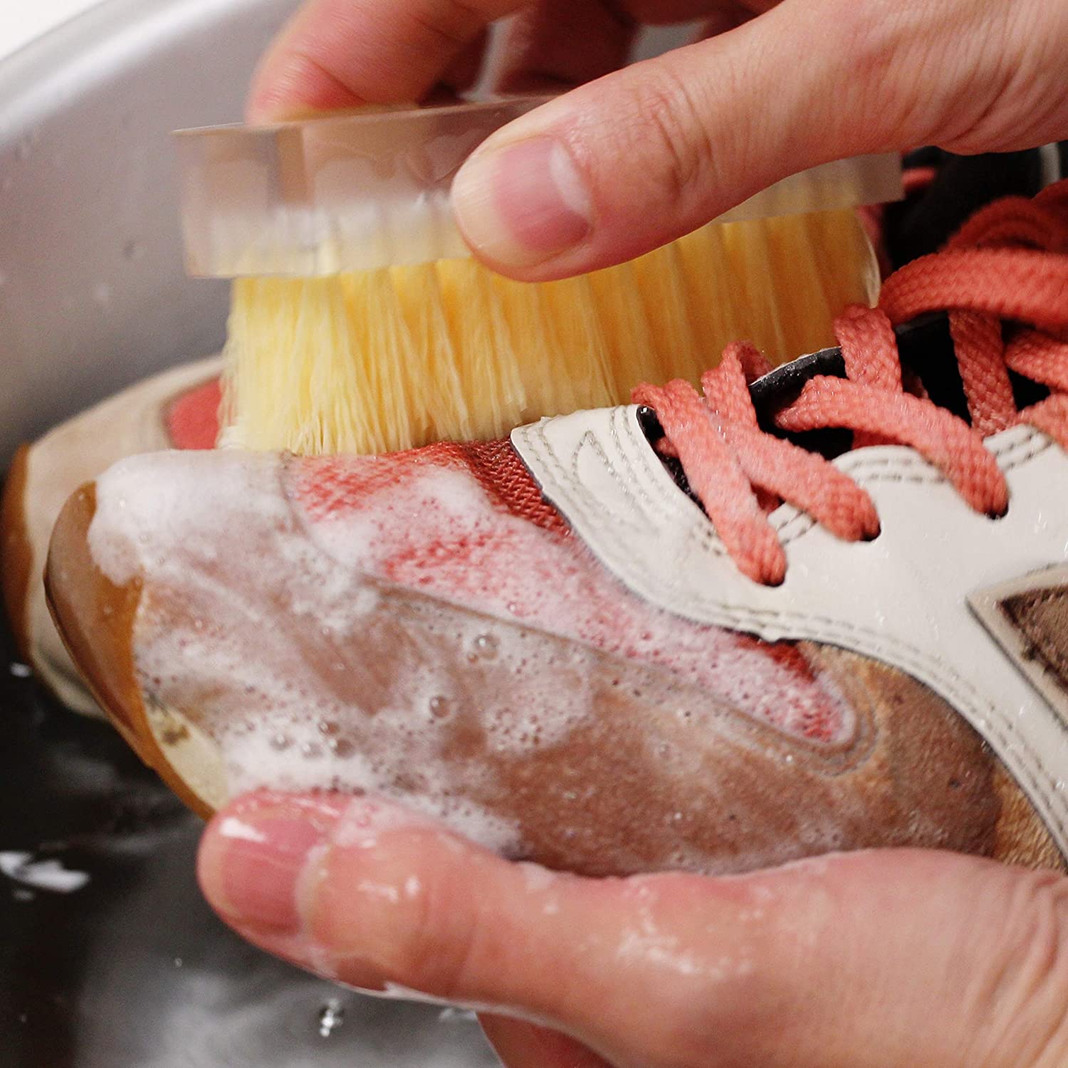 「綿や麻素材の靴」には水を使って洗うタイプ