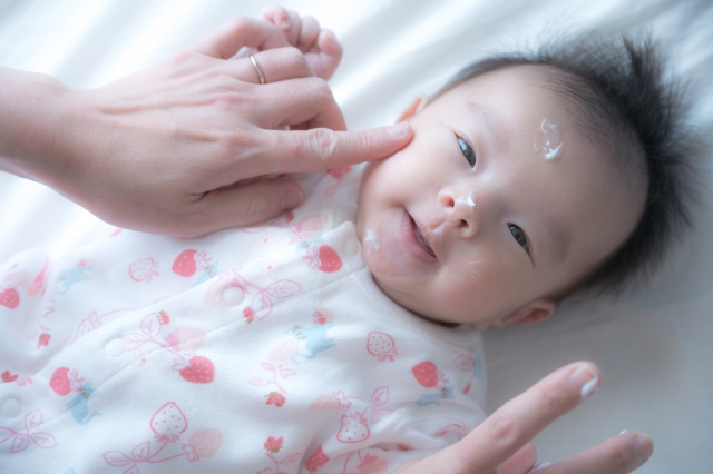 赤ちゃんに大人用のボディクリームは使える？