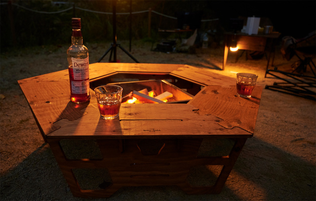 冬のキャンプは焚き火を囲んで仲間と過ごす…ロマン溢れる囲炉裏テーブルをチェック