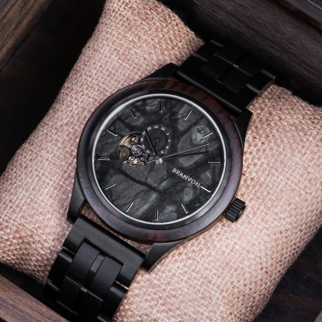 電池いらずで長く使える木製腕時計をチェック