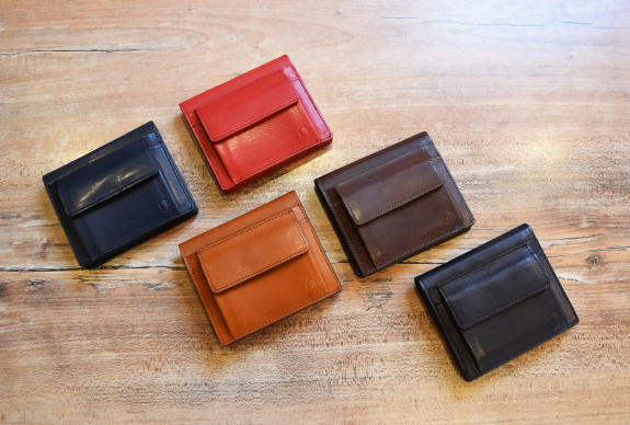 デザイン性と機能性を両立！スリムなのに収納力抜群のミニ財布が登場です